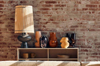 HKliving（エイチケイリビング）は、オランダで設立されたデザインスタジオ発のインテリアブランドで、ヨーロピアンヴィンテージと現代的ミニマリズムを融合させた独自のスタイルで世界中のファンを魅了しています。大胆なカラーパレットや有機的なフォルム、異素材の組み合わせにより、どのアイテムにもアートのような存在感があります。HKlivingの製品はすべて、空間にアクセントと個性を加えるためにデザインされています。とくに人気の高い「70’s セラミックシリーズ」は、温かみのある釉薬とレトロモダンなデザインが特徴で、世界中のインテリア愛好家やデザイナーから高い評価を受けています。また、サステナブルな素材選定と品質管理にも力を入れており、長く愛用できるアイテムとしても支持されています。モダンヴィンテージやボヘミアンスタイルなど、幅広いテイストに調和しやすいプロダクトは、洗練されたライフスタイルを求める方に最適です。