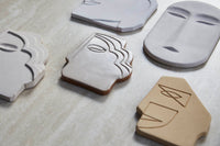 HKlivingは、「bijEmielHetsen」と「SanderKlaver」によって設立されたオランダのインテリアブランドです。プロのアンティークバイヤーであったEmielHetsenが国際貿易をしていた幼なじみのSanderKlaverに声をかけブランドが誕生しました。ブランド名のHKは両名のイニシャルが使用されています。彼らのコレクションはクラシックや伝統を尊重しながらも現代にあったモダンなデザインになっています。