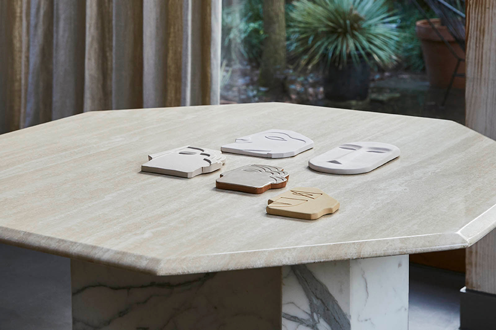 HKlivingは、「bijEmielHetsen」と「SanderKlaver」によって設立されたオランダのインテリアブランドです。プロのアンティークバイヤーであったEmielHetsenが国際貿易をしていた幼なじみのSanderKlaverに声をかけブランドが誕生しました。ブランド名のHKは両名のイニシャルが使用されています。彼らのコレクションはクラシックや伝統を尊重しながらも現代にあったモダンなデザインになっています。