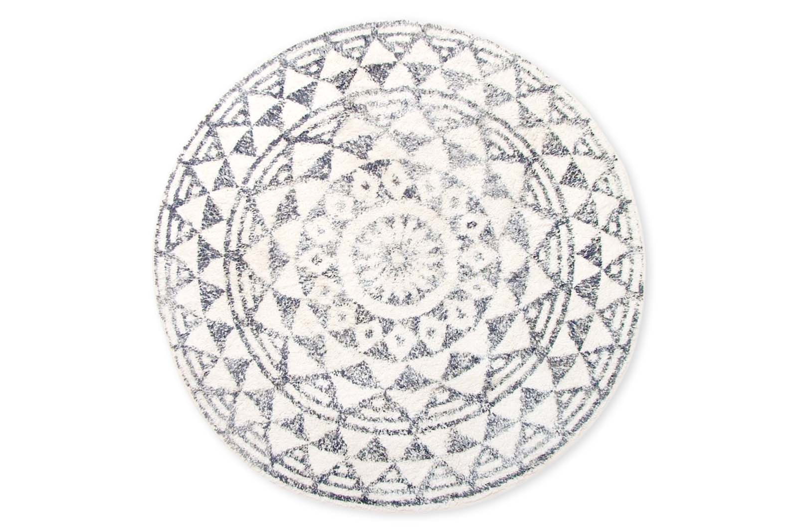 HKlivingは、「bijEmielHetsen」と「SanderKlaver」によって設立されたオランダのインテリアブランドです。プロのアンティークバイヤーであったEmielHetsenが国際貿易をしていた幼なじみのSanderKlaverに声をかけブランドが誕生しました。ブランド名のHKは両名のイニシャルが使用されています。彼らのコレクションはクラシックや伝統を尊重しながらも現代にあったモダンなデザインになっています。