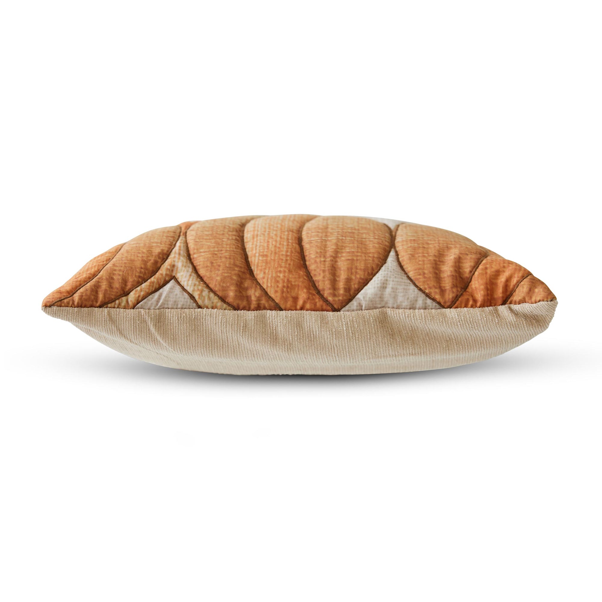 HKliving（エイチケイリビング）は、オランダで設立されたデザインスタジオ発のインテリアブランドで、ヨーロピアンヴィンテージと現代的ミニマリズムを融合させた独自のスタイルで世界中のファンを魅了しています。大胆なカラーパレットや有機的なフォルム、異素材の組み合わせにより、どのアイテムにもアートのような存在感があります。HKlivingの製品はすべて、空間にアクセントと個性を加えるためにデザインされています。とくに人気の高い「70’s セラミックシリーズ」は、温かみのある釉薬とレトロモダンなデザインが特徴で、世界中のインテリア愛好家やデザイナーから高い評価を受けています。また、サステナブルな素材選定と品質管理にも力を入れており、長く愛用できるアイテムとしても支持されています。モダンヴィンテージやボヘミアンスタイルなど、幅広いテイストに調和しやすいプロダクトは、洗練されたライフスタイルを求める方に最適です。