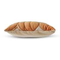 HKliving（エイチケイリビング）は、オランダで設立されたデザインスタジオ発のインテリアブランドで、ヨーロピアンヴィンテージと現代的ミニマリズムを融合させた独自のスタイルで世界中のファンを魅了しています。大胆なカラーパレットや有機的なフォルム、異素材の組み合わせにより、どのアイテムにもアートのような存在感があります。HKlivingの製品はすべて、空間にアクセントと個性を加えるためにデザインされています。とくに人気の高い「70’s セラミックシリーズ」は、温かみのある釉薬とレトロモダンなデザインが特徴で、世界中のインテリア愛好家やデザイナーから高い評価を受けています。また、サステナブルな素材選定と品質管理にも力を入れており、長く愛用できるアイテムとしても支持されています。モダンヴィンテージやボヘミアンスタイルなど、幅広いテイストに調和しやすいプロダクトは、洗練されたライフスタイルを求める方に最適です。