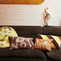 HKliving（エイチケイリビング）は、オランダで設立されたデザインスタジオ発のインテリアブランドで、ヨーロピアンヴィンテージと現代的ミニマリズムを融合させた独自のスタイルで世界中のファンを魅了しています。大胆なカラーパレットや有機的なフォルム、異素材の組み合わせにより、どのアイテムにもアートのような存在感があります。HKlivingの製品はすべて、空間にアクセントと個性を加えるためにデザインされています。とくに人気の高い「70’s セラミックシリーズ」は、温かみのある釉薬とレトロモダンなデザインが特徴で、世界中のインテリア愛好家やデザイナーから高い評価を受けています。また、サステナブルな素材選定と品質管理にも力を入れており、長く愛用できるアイテムとしても支持されています。モダンヴィンテージやボヘミアンスタイルなど、幅広いテイストに調和しやすいプロダクトは、洗練されたライフスタイルを求める方に最適です。