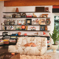 HKliving（エイチケイリビング）は、オランダで設立されたデザインスタジオ発のインテリアブランドで、ヨーロピアンヴィンテージと現代的ミニマリズムを融合させた独自のスタイルで世界中のファンを魅了しています。大胆なカラーパレットや有機的なフォルム、異素材の組み合わせにより、どのアイテムにもアートのような存在感があります。HKlivingの製品はすべて、空間にアクセントと個性を加えるためにデザインされています。とくに人気の高い「70’s セラミックシリーズ」は、温かみのある釉薬とレトロモダンなデザインが特徴で、世界中のインテリア愛好家やデザイナーから高い評価を受けています。また、サステナブルな素材選定と品質管理にも力を入れており、長く愛用できるアイテムとしても支持されています。モダンヴィンテージやボヘミアンスタイルなど、幅広いテイストに調和しやすいプロダクトは、洗練されたライフスタイルを求める方に最適です。