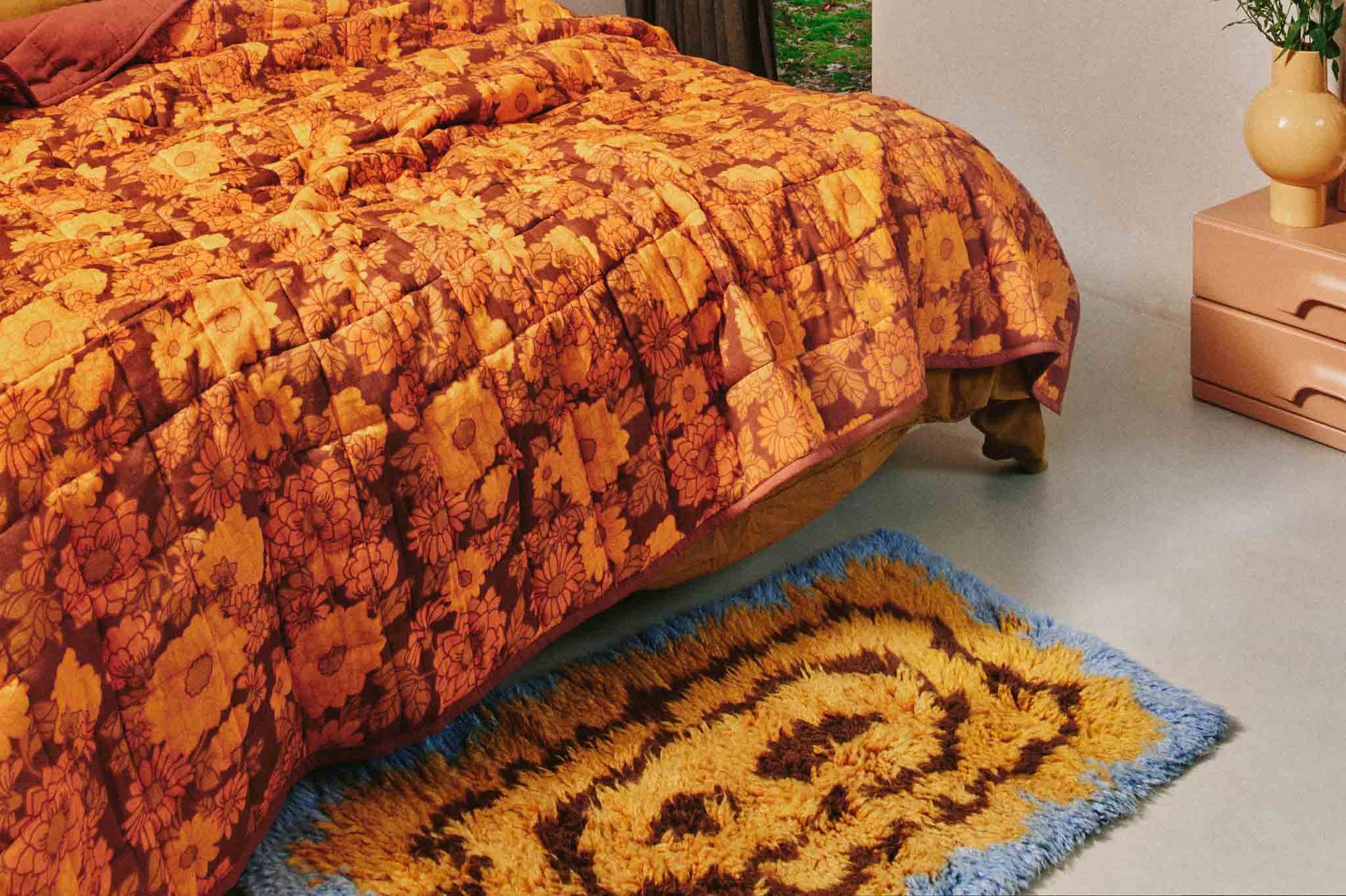 HKliving（エイチケイリビング）は、オランダで設立されたデザインスタジオ発のインテリアブランドで、ヨーロピアンヴィンテージと現代的ミニマリズムを融合させた独自のスタイルで世界中のファンを魅了しています。大胆なカラーパレットや有機的なフォルム、異素材の組み合わせにより、どのアイテムにもアートのような存在感があります。HKlivingの製品はすべて、空間にアクセントと個性を加えるためにデザインされています。とくに人気の高い「70’s セラミックシリーズ」は、温かみのある釉薬とレトロモダンなデザインが特徴で、世界中のインテリア愛好家やデザイナーから高い評価を受けています。また、サステナブルな素材選定と品質管理にも力を入れており、長く愛用できるアイテムとしても支持されています。モダンヴィンテージやボヘミアンスタイルなど、幅広いテイストに調和しやすいプロダクトは、洗練されたライフスタイルを求める方に最適です。