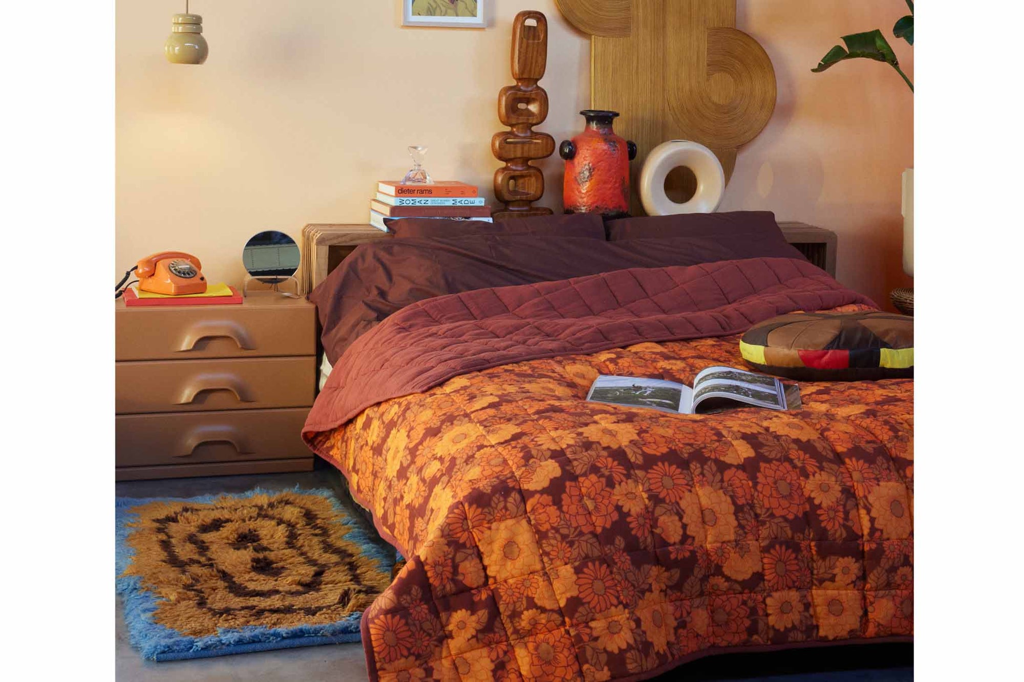 HKliving（エイチケイリビング）は、オランダで設立されたデザインスタジオ発のインテリアブランドで、ヨーロピアンヴィンテージと現代的ミニマリズムを融合させた独自のスタイルで世界中のファンを魅了しています。大胆なカラーパレットや有機的なフォルム、異素材の組み合わせにより、どのアイテムにもアートのような存在感があります。HKlivingの製品はすべて、空間にアクセントと個性を加えるためにデザインされています。とくに人気の高い「70’s セラミックシリーズ」は、温かみのある釉薬とレトロモダンなデザインが特徴で、世界中のインテリア愛好家やデザイナーから高い評価を受けています。また、サステナブルな素材選定と品質管理にも力を入れており、長く愛用できるアイテムとしても支持されています。モダンヴィンテージやボヘミアンスタイルなど、幅広いテイストに調和しやすいプロダクトは、洗練されたライフスタイルを求める方に最適です。