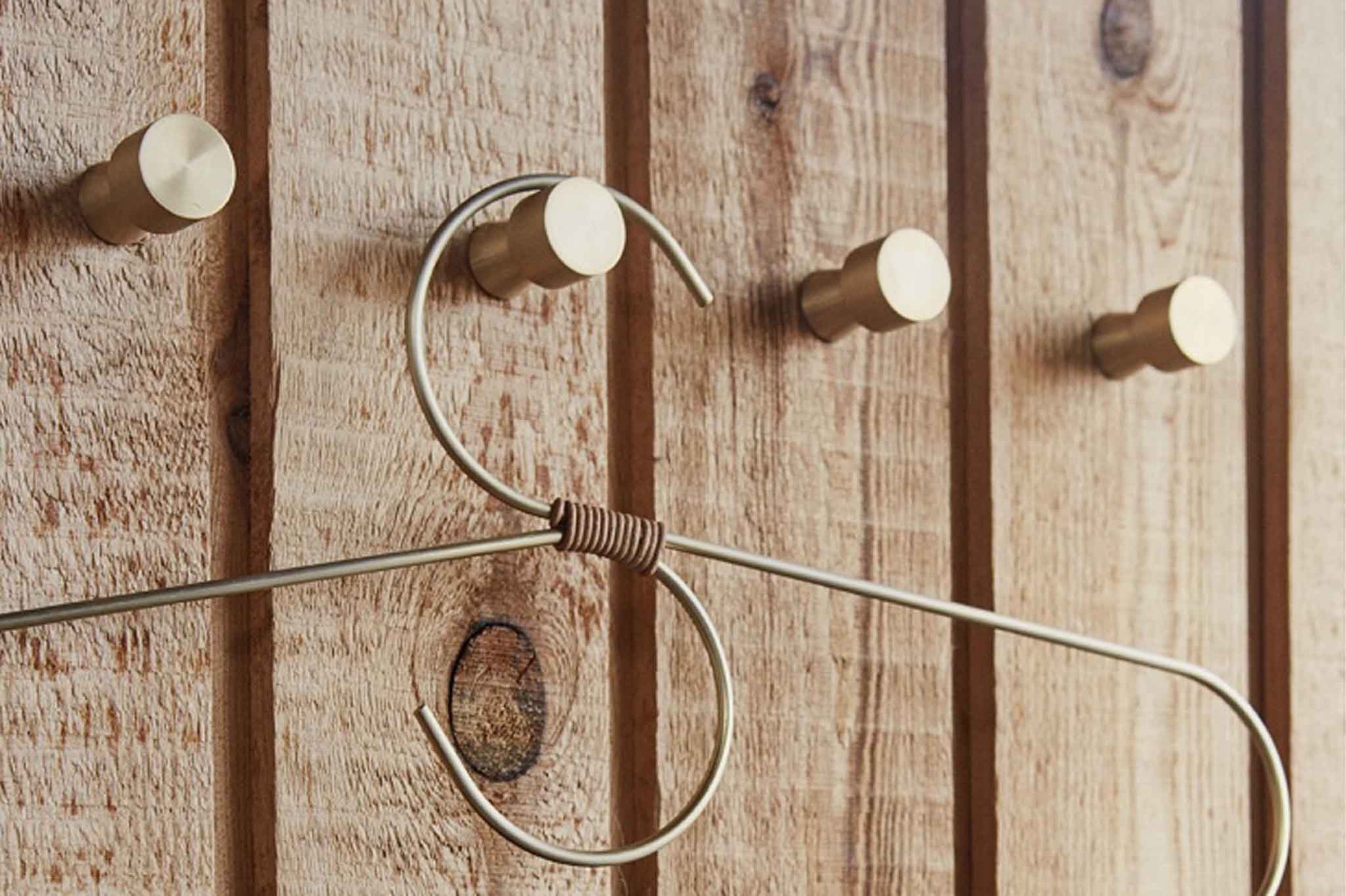 OYOY Living Designは、デンマークのデザイナーLotte Fynboeによって2012年に設立されました。子供、大人、そして彼らが住む家のためのホームアクセサリーを提供するデンマークで最も優れたブランドになることをポリシーとしています。伝統的なスカンジナビアのデザインに影響を受けた製品は、クラシックで機能的、ユニークなディテールと魅力的なカラーが特徴的です。