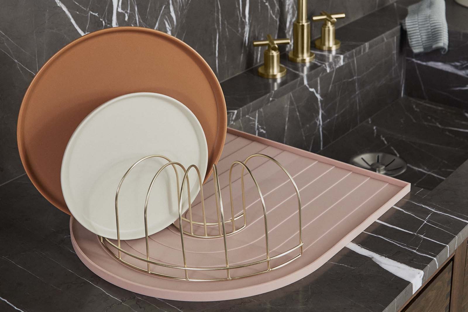 OYOYLivingDesignは、デンマークのデザイナーLotteFynboeによって2012年に設立されました。子供、大人、そして彼らが住む家のためのホームアクセサリーを提供するデンマークで最も優れたブランドになることをポリシーとしています。伝統的なスカンジナビアのデザインに影響を受けた製品は、クラシックで機能的、ユニークなディテールと魅力的なカラーが特徴的です。