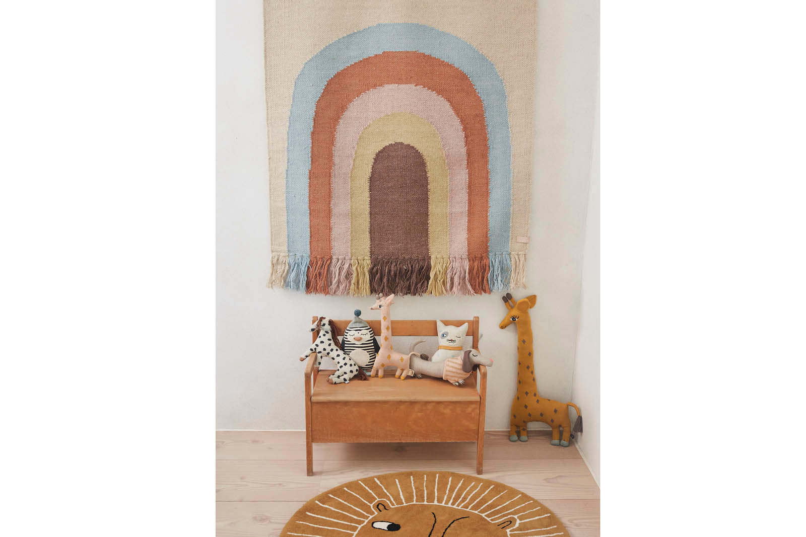 OYOYLivingDesignは、デンマークのデザイナーLotteFynboeによって2012年に設立されました。子供、大人、そして彼らが住む家のためのホームアクセサリーを提供するデンマークで最も優れたブランドになることをポリシーとしています。伝統的なスカンジナビアのデザインに影響を受けた製品は、クラシックで機能的、ユニークなディテールと魅力的なカラーが特徴的です。