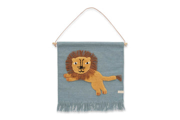 OYOYLivingDesignは、デンマークのデザイナーLotteFynboeによって2012年に設立されました。子供、大人、そして彼らが住む家のためのホームアクセサリーを提供するデンマークで最も優れたブランドになることをポリシーとしています。伝統的なスカンジナビアのデザインに影響を受けた製品は、クラシックで機能的、ユニークなディテールと魅力的なカラーが特徴的です。