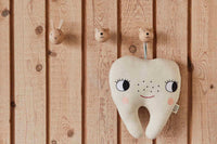 OYOYLivingDesignは、デンマークのデザイナーLotteFynboeによって2012年に設立されました。子供、大人、そして彼らが住む家のためのホームアクセサリーを提供するデンマークで最も優れたブランドになることをポリシーとしています。伝統的なスカンジナビアのデザインに影響を受けた製品は、クラシックで機能的、ユニークなディテールと魅力的なカラーが特徴的です。
