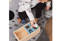OYOYLivingDesignは、デンマークのデザイナーLotteFynboeによって2012年に設立されました。子供、大人、そして彼らが住む家のためのホームアクセサリーを提供するデンマークで最も優れたブランドになることをポリシーとしています。伝統的なスカンジナビアのデザインに影響を受けた製品は、クラシックで機能的、ユニークなディテールと魅力的なカラーが特徴的です。