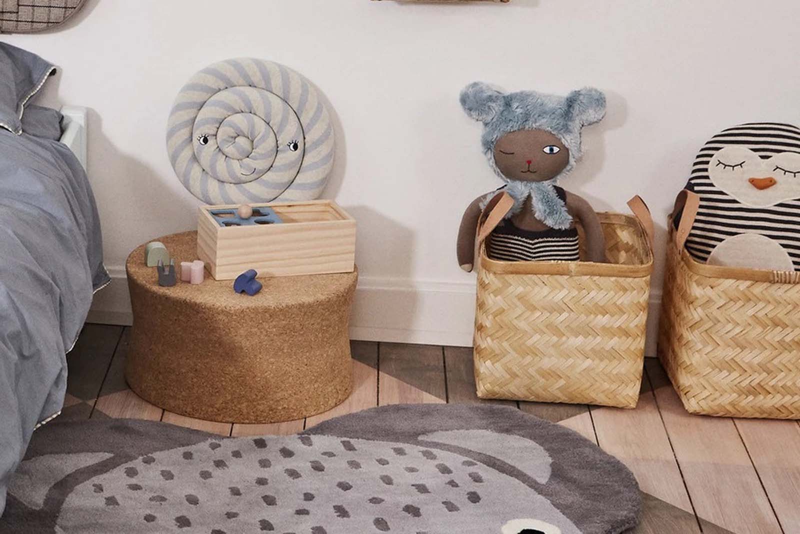 OYOYLivingDesignは、デンマークのデザイナーLotteFynboeによって2012年に設立されました。子供、大人、そして彼らが住む家のためのホームアクセサリーを提供するデンマークで最も優れたブランドになることをポリシーとしています。伝統的なスカンジナビアのデザインに影響を受けた製品は、クラシックで機能的、ユニークなディテールと魅力的なカラーが特徴的です。