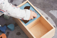 OYOYLivingDesignは、デンマークのデザイナーLotteFynboeによって2012年に設立されました。子供、大人、そして彼らが住む家のためのホームアクセサリーを提供するデンマークで最も優れたブランドになることをポリシーとしています。伝統的なスカンジナビアのデザインに影響を受けた製品は、クラシックで機能的、ユニークなディテールと魅力的なカラーが特徴的です。