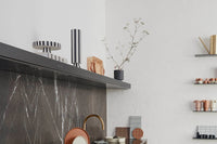 OYOYLivingDesignは、デンマークのデザイナーLotteFynboeによって2012年に設立されました。子供、大人、そして彼らが住む家のためのホームアクセサリーを提供するデンマークで最も優れたブランドになることをポリシーとしています。伝統的なスカンジナビアのデザインに影響を受けた製品は、クラシックで機能的、ユニークなディテールと魅力的なカラーが特徴的です。