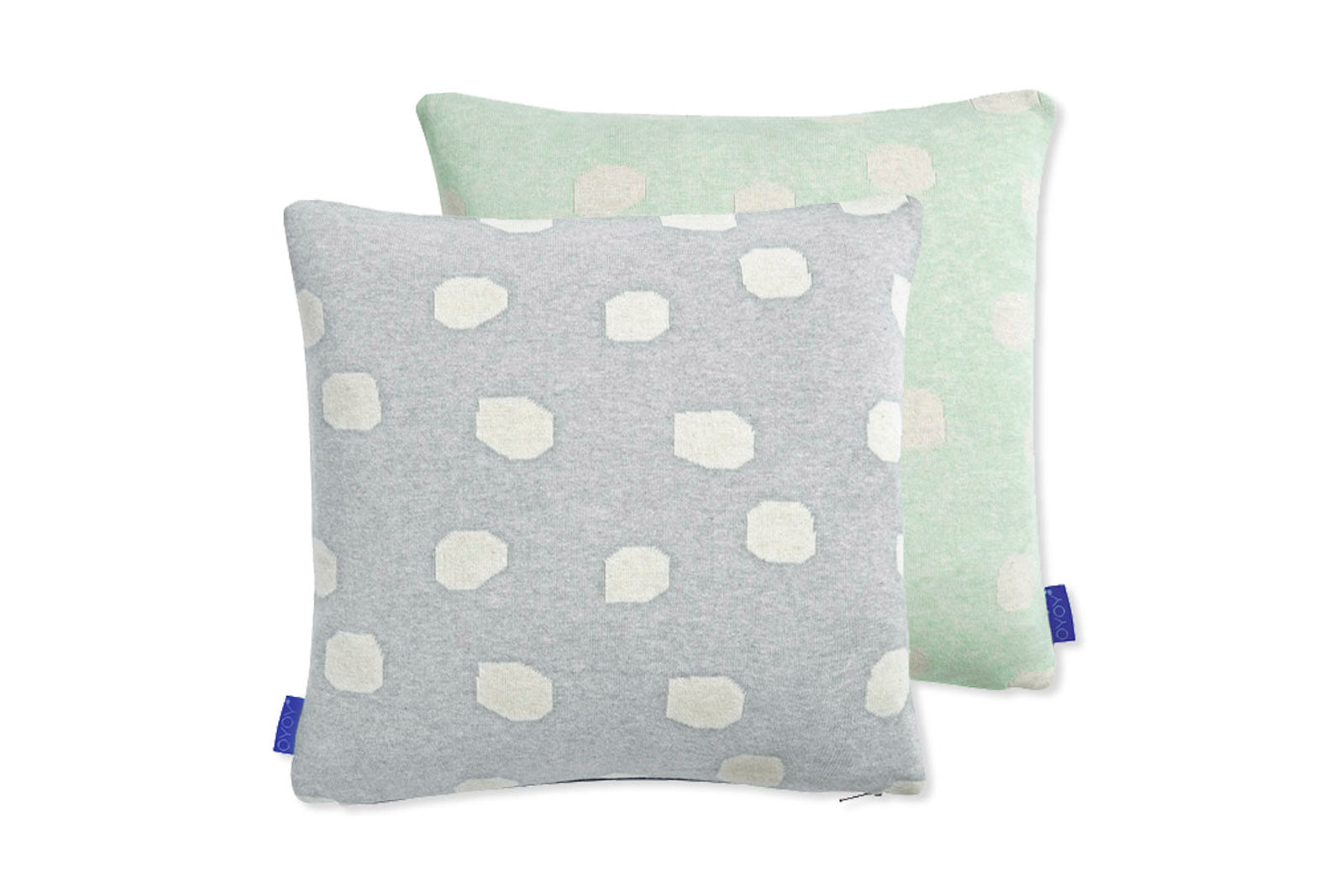 OYOYLivingDesignは、デンマークのデザイナーLotteFynboeによって2012年に設立されました。子供、大人、そして彼らが住む家のためのホームアクセサリーを提供するデンマークで最も優れたブランドになることをポリシーとしています。伝統的なスカンジナビアのデザインに影響を受けた製品は、クラシックで機能的、ユニークなディテールと魅力的なカラーが特徴的です。