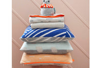 OYOYLivingDesignは、デンマークのデザイナーLotteFynboeによって2012年に設立されました。子供、大人、そして彼らが住む家のためのホームアクセサリーを提供するデンマークで最も優れたブランドになることをポリシーとしています。伝統的なスカンジナビアのデザインに影響を受けた製品は、クラシックで機能的、ユニークなディテールと魅力的なカラーが特徴的です。