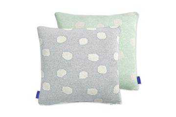 OYOYLivingDesignは、デンマークのデザイナーLotteFynboeによって2012年に設立されました。子供、大人、そして彼らが住む家のためのホームアクセサリーを提供するデンマークで最も優れたブランドになることをポリシーとしています。伝統的なスカンジナビアのデザインに影響を受けた製品は、クラシックで機能的、ユニークなディテールと魅力的なカラーが特徴的です。