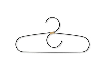 OYOYLivingDesignは、デンマークのデザイナーLotteFynboeによって2012年に設立されました。子供、大人、そして彼らが住む家のためのホームアクセサリーを提供するデンマークで最も優れたブランドになることをポリシーとしています。伝統的なスカンジナビアのデザインに影響を受けた製品は、クラシックで機能的、ユニークなディテールと魅力的なカラーが特徴的です。