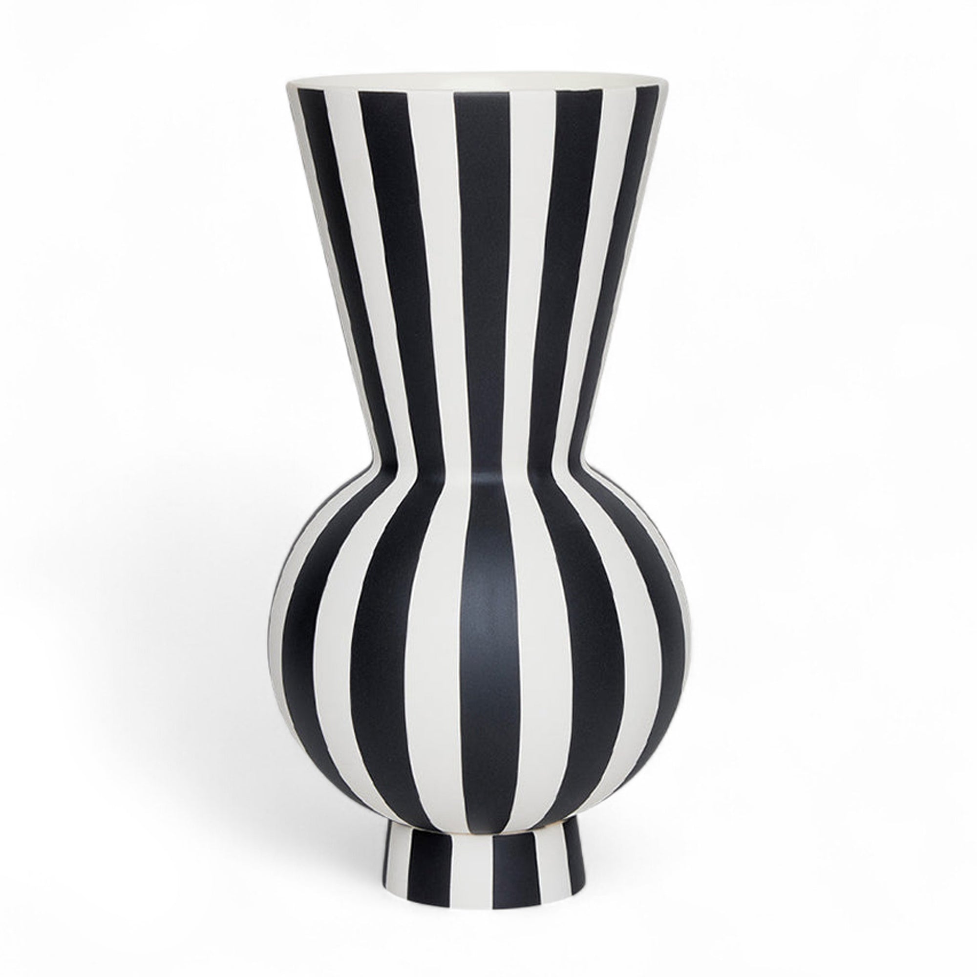 OYOY Living Design（オイオイ リビング デザイン）は、デンマークのデザイナー Lotte Fynboe によって2012年に設立された、北欧らしさに満ちたライフスタイルブランドです。ブランド名の“OYOY”はデンマーク航空機の「OY」コードに由来し、シンプルで機能的、そして温かみのある“デンマークデザイン”の精神を象徴しています。柔らかな色合い、ミニマルで親しみやすいフォルム、そして自然素材へのこだわりがOYOYの大きな魅力。オーガニックコットンのテキスタイルや、ナチュラルな質感を楽しめるホームアクセサリーなど、家全体を心地よく整えるアイテムも豊富です。日々の暮らしに自然と溶け込み、家族と過ごす時間をより豊かにしてくれるOYOYのプロダクト。タイムレスな北欧デザインを求める方に、ぜひ手に取っていただきたいブランドです。