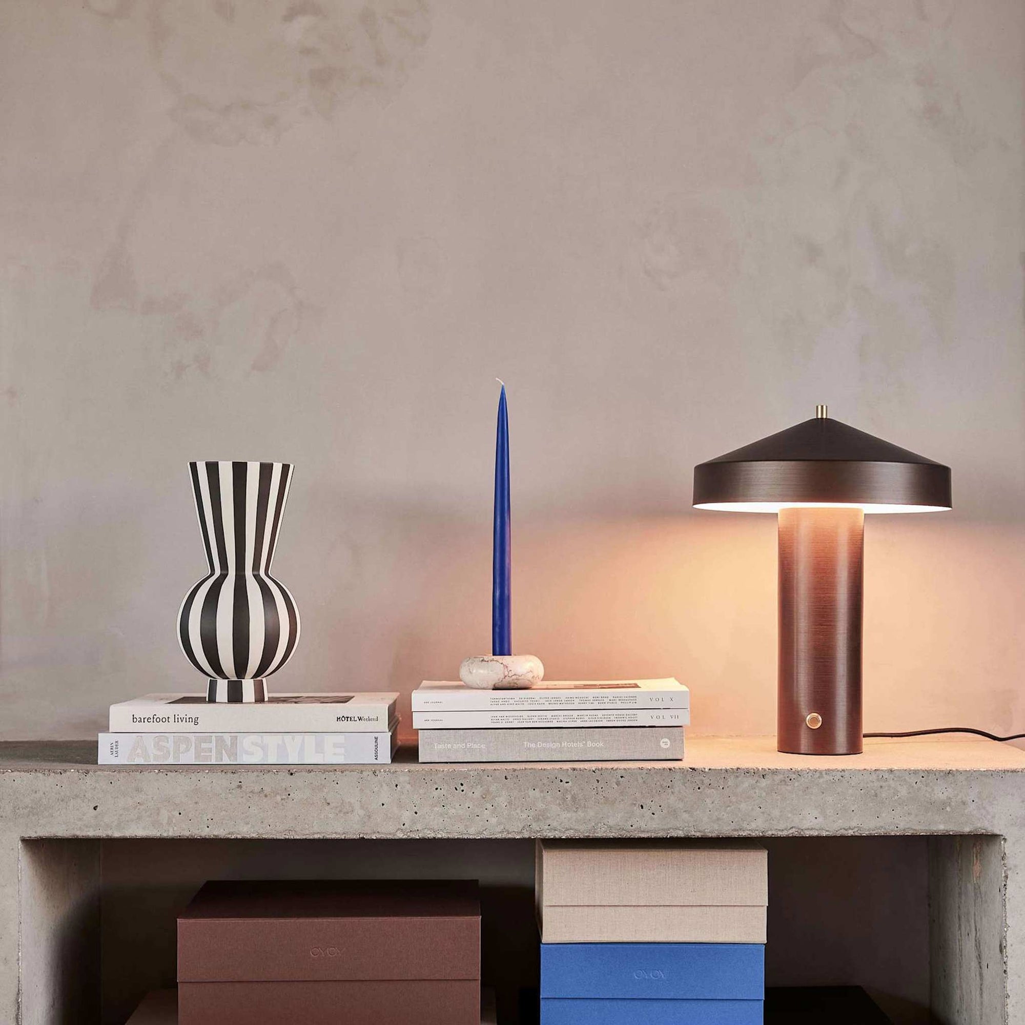 OYOY Living Design（オイオイ リビング デザイン）は、デンマークのデザイナー Lotte Fynboe によって2012年に設立された、北欧らしさに満ちたライフスタイルブランドです。ブランド名の“OYOY”はデンマーク航空機の「OY」コードに由来し、シンプルで機能的、そして温かみのある“デンマークデザイン”の精神を象徴しています。柔らかな色合い、ミニマルで親しみやすいフォルム、そして自然素材へのこだわりがOYOYの大きな魅力。オーガニックコットンのテキスタイルや、ナチュラルな質感を楽しめるホームアクセサリーなど、家全体を心地よく整えるアイテムも豊富です。日々の暮らしに自然と溶け込み、家族と過ごす時間をより豊かにしてくれるOYOYのプロダクト。タイムレスな北欧デザインを求める方に、ぜひ手に取っていただきたいブランドです。