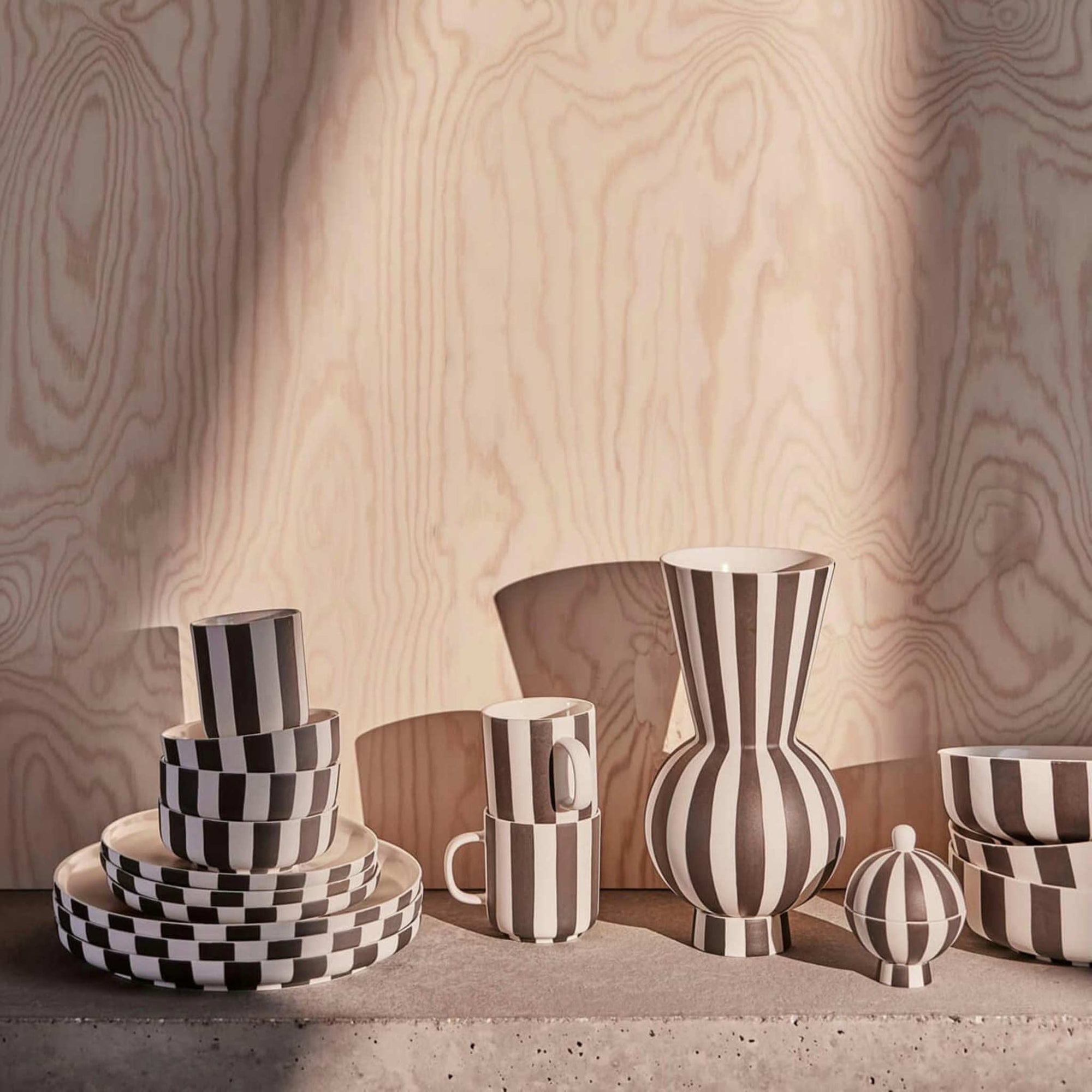 OYOY Living Design（オイオイ リビング デザイン）は、デンマークのデザイナー Lotte Fynboe によって2012年に設立された、北欧らしさに満ちたライフスタイルブランドです。ブランド名の“OYOY”はデンマーク航空機の「OY」コードに由来し、シンプルで機能的、そして温かみのある“デンマークデザイン”の精神を象徴しています。柔らかな色合い、ミニマルで親しみやすいフォルム、そして自然素材へのこだわりがOYOYの大きな魅力。オーガニックコットンのテキスタイルや、ナチュラルな質感を楽しめるホームアクセサリーなど、家全体を心地よく整えるアイテムも豊富です。日々の暮らしに自然と溶け込み、家族と過ごす時間をより豊かにしてくれるOYOYのプロダクト。タイムレスな北欧デザインを求める方に、ぜひ手に取っていただきたいブランドです。