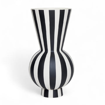 OYOY Living Design（オイオイ リビング デザイン）は、デンマークのデザイナー Lotte Fynboe によって2012年に設立された、北欧らしさに満ちたライフスタイルブランドです。ブランド名の“OYOY”はデンマーク航空機の「OY」コードに由来し、シンプルで機能的、そして温かみのある“デンマークデザイン”の精神を象徴しています。柔らかな色合い、ミニマルで親しみやすいフォルム、そして自然素材へのこだわりがOYOYの大きな魅力。オーガニックコットンのテキスタイルや、ナチュラルな質感を楽しめるホームアクセサリーなど、家全体を心地よく整えるアイテムも豊富です。日々の暮らしに自然と溶け込み、家族と過ごす時間をより豊かにしてくれるOYOYのプロダクト。タイムレスな北欧デザインを求める方に、ぜひ手に取っていただきたいブランドです。