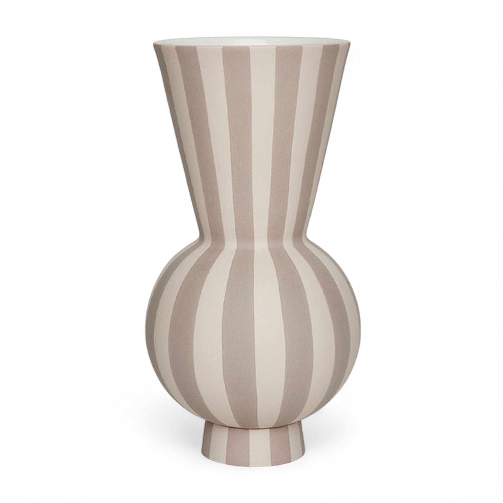 OYOY Living Design（オイオイ リビング デザイン）は、デンマークのデザイナー Lotte Fynboe によって2012年に設立された、北欧らしさに満ちたライフスタイルブランドです。ブランド名の“OYOY”はデンマーク航空機の「OY」コードに由来し、シンプルで機能的、そして温かみのある“デンマークデザイン”の精神を象徴しています。柔らかな色合い、ミニマルで親しみやすいフォルム、そして自然素材へのこだわりがOYOYの大きな魅力。オーガニックコットンのテキスタイルや、ナチュラルな質感を楽しめるホームアクセサリーなど、家全体を心地よく整えるアイテムも豊富です。日々の暮らしに自然と溶け込み、家族と過ごす時間をより豊かにしてくれるOYOYのプロダクト。タイムレスな北欧デザインを求める方に、ぜひ手に取っていただきたいブランドです。