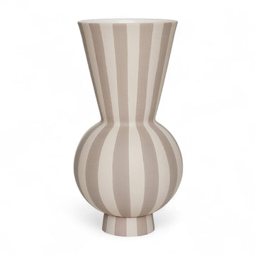 OYOY Living Design（オイオイ リビング デザイン）は、デンマークのデザイナー Lotte Fynboe によって2012年に設立された、北欧らしさに満ちたライフスタイルブランドです。ブランド名の“OYOY”はデンマーク航空機の「OY」コードに由来し、シンプルで機能的、そして温かみのある“デンマークデザイン”の精神を象徴しています。柔らかな色合い、ミニマルで親しみやすいフォルム、そして自然素材へのこだわりがOYOYの大きな魅力。オーガニックコットンのテキスタイルや、ナチュラルな質感を楽しめるホームアクセサリーなど、家全体を心地よく整えるアイテムも豊富です。日々の暮らしに自然と溶け込み、家族と過ごす時間をより豊かにしてくれるOYOYのプロダクト。タイムレスな北欧デザインを求める方に、ぜひ手に取っていただきたいブランドです。