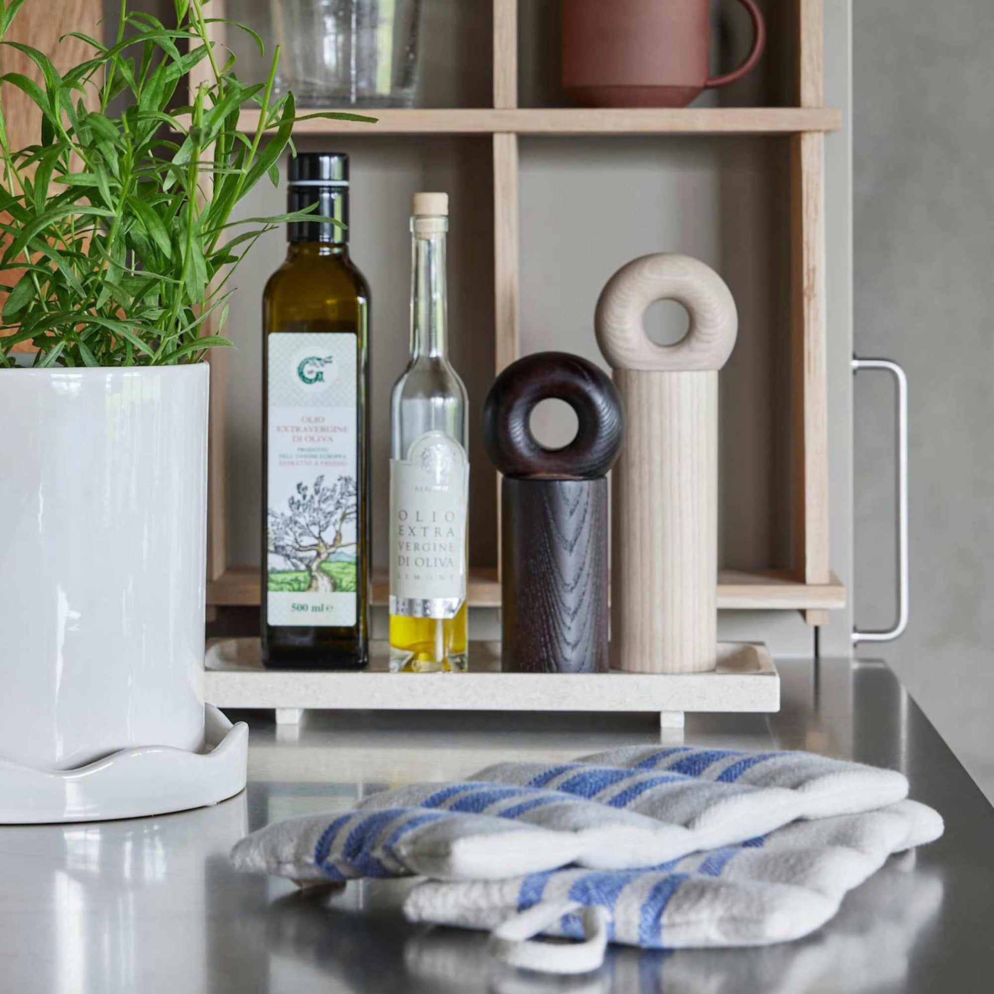 OYOY Living Design（オイオイ リビング デザイン）は、デンマークのデザイナー Lotte Fynboe によって2012年に設立された、北欧らしさに満ちたライフスタイルブランドです。ブランド名の“OYOY”はデンマーク航空機の「OY」コードに由来し、シンプルで機能的、そして温かみのある“デンマークデザイン”の精神を象徴しています。柔らかな色合い、ミニマルで親しみやすいフォルム、そして自然素材へのこだわりがOYOYの大きな魅力。オーガニックコットンのテキスタイルや、ナチュラルな質感を楽しめるホームアクセサリーなど、家全体を心地よく整えるアイテムも豊富です。日々の暮らしに自然と溶け込み、家族と過ごす時間をより豊かにしてくれるOYOYのプロダクト。タイムレスな北欧デザインを求める方に、ぜひ手に取っていただきたいブランドです。