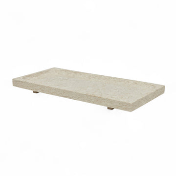 OYOY Living Design（オイオイ リビング デザイン）は、デンマークのデザイナー Lotte Fynboe によって2012年に設立された、北欧らしさに満ちたライフスタイルブランドです。ブランド名の“OYOY”はデンマーク航空機の「OY」コードに由来し、シンプルで機能的、そして温かみのある“デンマークデザイン”の精神を象徴しています。柔らかな色合い、ミニマルで親しみやすいフォルム、そして自然素材へのこだわりがOYOYの大きな魅力。オーガニックコットンのテキスタイルや、ナチュラルな質感を楽しめるホームアクセサリーなど、家全体を心地よく整えるアイテムも豊富です。日々の暮らしに自然と溶け込み、家族と過ごす時間をより豊かにしてくれるOYOYのプロダクト。タイムレスな北欧デザインを求める方に、ぜひ手に取っていただきたいブランドです。