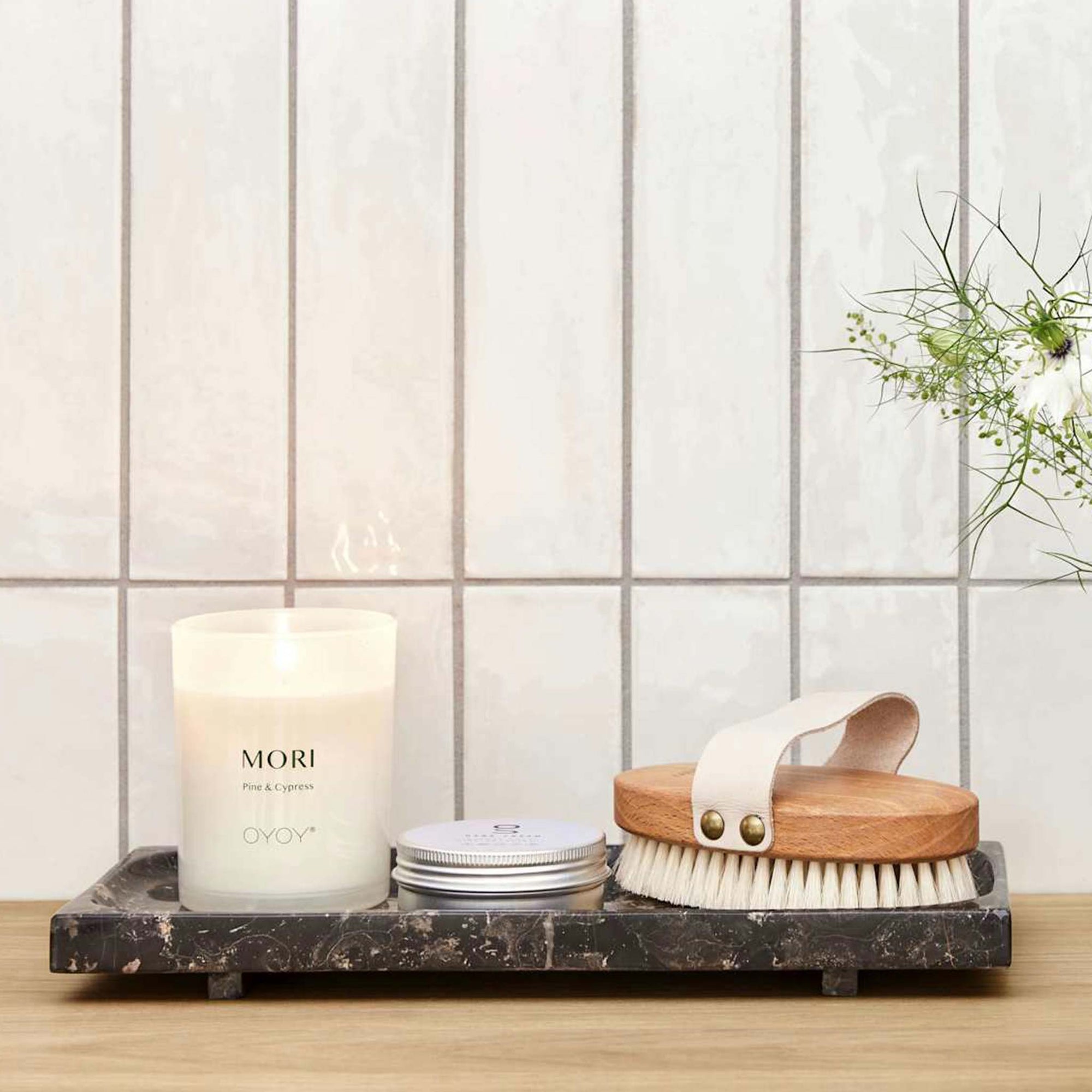 OYOY Living Design（オイオイ リビング デザイン）は、デンマークのデザイナー Lotte Fynboe によって2012年に設立された、北欧らしさに満ちたライフスタイルブランドです。ブランド名の“OYOY”はデンマーク航空機の「OY」コードに由来し、シンプルで機能的、そして温かみのある“デンマークデザイン”の精神を象徴しています。柔らかな色合い、ミニマルで親しみやすいフォルム、そして自然素材へのこだわりがOYOYの大きな魅力。オーガニックコットンのテキスタイルや、ナチュラルな質感を楽しめるホームアクセサリーなど、家全体を心地よく整えるアイテムも豊富です。日々の暮らしに自然と溶け込み、家族と過ごす時間をより豊かにしてくれるOYOYのプロダクト。タイムレスな北欧デザインを求める方に、ぜひ手に取っていただきたいブランドです。