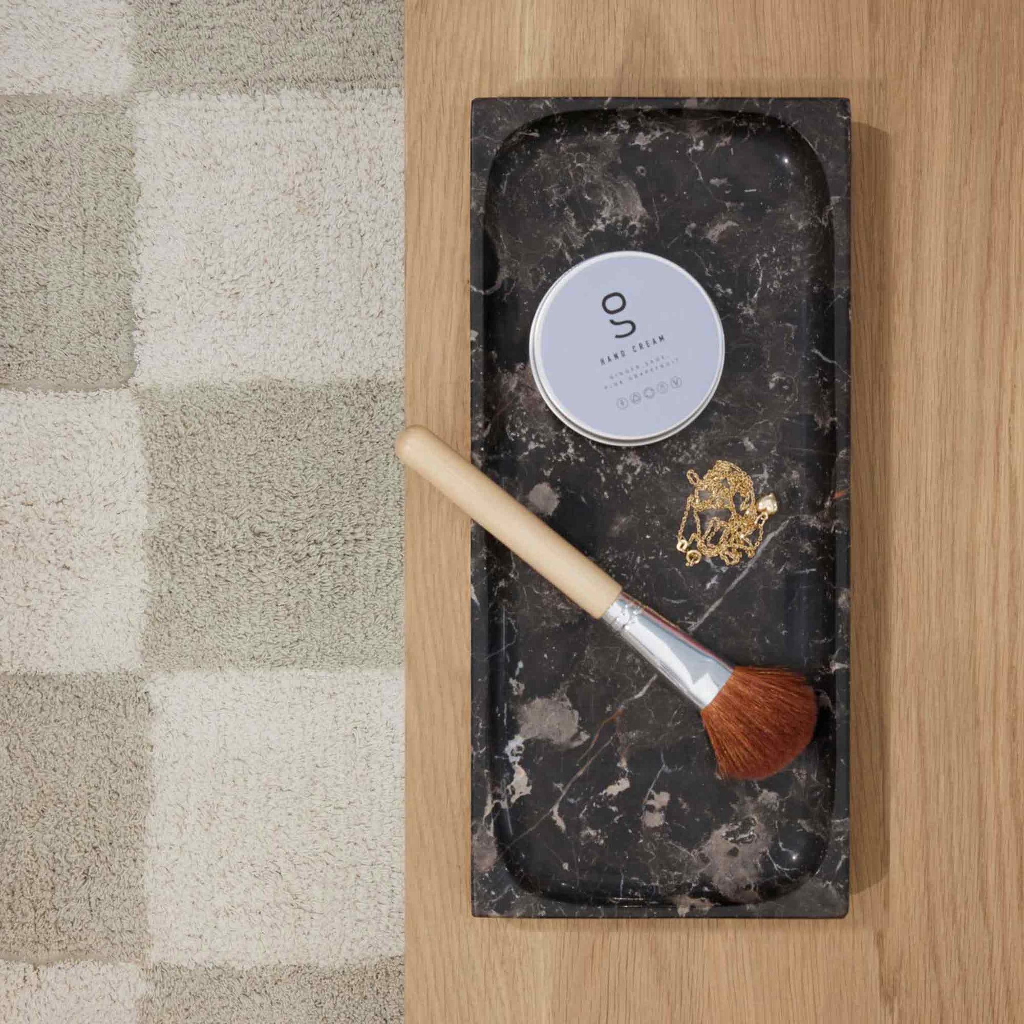 OYOY Living Design（オイオイ リビング デザイン）は、デンマークのデザイナー Lotte Fynboe によって2012年に設立された、北欧らしさに満ちたライフスタイルブランドです。ブランド名の“OYOY”はデンマーク航空機の「OY」コードに由来し、シンプルで機能的、そして温かみのある“デンマークデザイン”の精神を象徴しています。柔らかな色合い、ミニマルで親しみやすいフォルム、そして自然素材へのこだわりがOYOYの大きな魅力。オーガニックコットンのテキスタイルや、ナチュラルな質感を楽しめるホームアクセサリーなど、家全体を心地よく整えるアイテムも豊富です。日々の暮らしに自然と溶け込み、家族と過ごす時間をより豊かにしてくれるOYOYのプロダクト。タイムレスな北欧デザインを求める方に、ぜひ手に取っていただきたいブランドです。