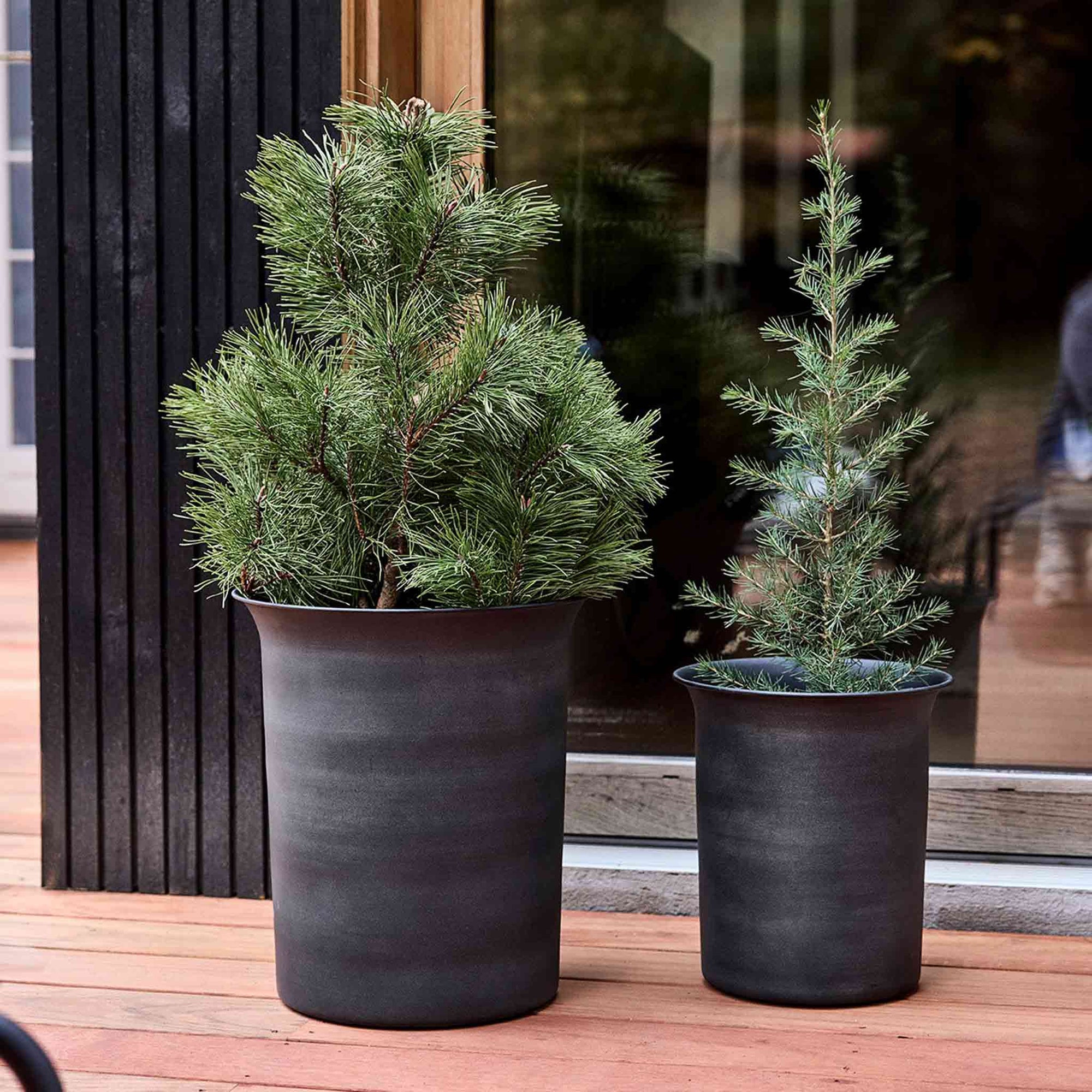 OYOY Living Design（オイオイ リビング デザイン）は、デンマークのデザイナー Lotte Fynboe によって2012年に設立された、北欧らしさに満ちたライフスタイルブランドです。ブランド名の“OYOY”はデンマーク航空機の「OY」コードに由来し、シンプルで機能的、そして温かみのある“デンマークデザイン”の精神を象徴しています。柔らかな色合い、ミニマルで親しみやすいフォルム、そして自然素材へのこだわりがOYOYの大きな魅力。オーガニックコットンのテキスタイルや、ナチュラルな質感を楽しめるホームアクセサリーなど、家全体を心地よく整えるアイテムも豊富です。日々の暮らしに自然と溶け込み、家族と過ごす時間をより豊かにしてくれるOYOYのプロダクト。タイムレスな北欧デザインを求める方に、ぜひ手に取っていただきたいブランドです。