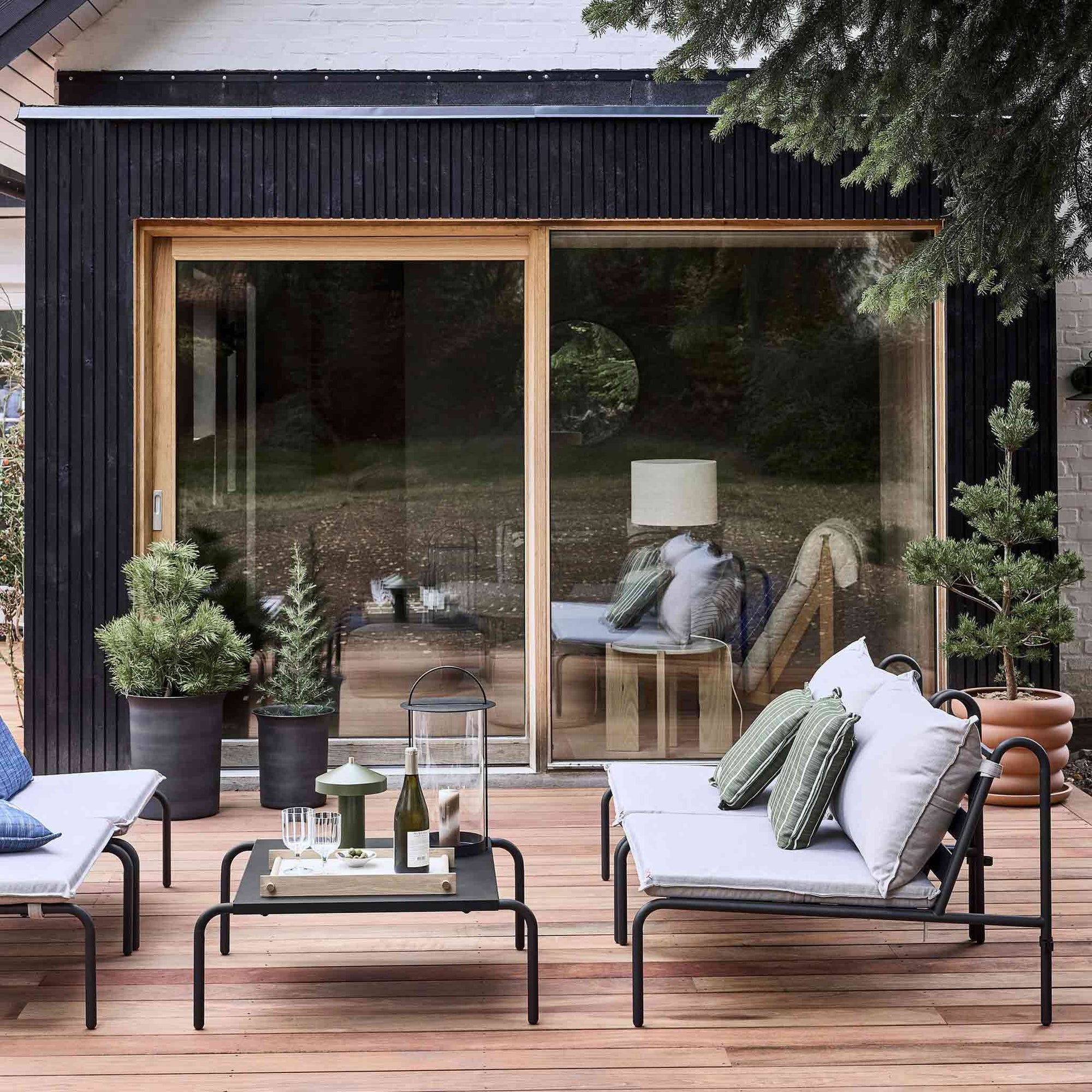 OYOY Living Design（オイオイ リビング デザイン）は、デンマークのデザイナー Lotte Fynboe によって2012年に設立された、北欧らしさに満ちたライフスタイルブランドです。ブランド名の“OYOY”はデンマーク航空機の「OY」コードに由来し、シンプルで機能的、そして温かみのある“デンマークデザイン”の精神を象徴しています。柔らかな色合い、ミニマルで親しみやすいフォルム、そして自然素材へのこだわりがOYOYの大きな魅力。オーガニックコットンのテキスタイルや、ナチュラルな質感を楽しめるホームアクセサリーなど、家全体を心地よく整えるアイテムも豊富です。日々の暮らしに自然と溶け込み、家族と過ごす時間をより豊かにしてくれるOYOYのプロダクト。タイムレスな北欧デザインを求める方に、ぜひ手に取っていただきたいブランドです。