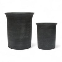 OYOY Living Design（オイオイ リビング デザイン）は、デンマークのデザイナー Lotte Fynboe によって2012年に設立された、北欧らしさに満ちたライフスタイルブランドです。ブランド名の“OYOY”はデンマーク航空機の「OY」コードに由来し、シンプルで機能的、そして温かみのある“デンマークデザイン”の精神を象徴しています。柔らかな色合い、ミニマルで親しみやすいフォルム、そして自然素材へのこだわりがOYOYの大きな魅力。オーガニックコットンのテキスタイルや、ナチュラルな質感を楽しめるホームアクセサリーなど、家全体を心地よく整えるアイテムも豊富です。日々の暮らしに自然と溶け込み、家族と過ごす時間をより豊かにしてくれるOYOYのプロダクト。タイムレスな北欧デザインを求める方に、ぜひ手に取っていただきたいブランドです。