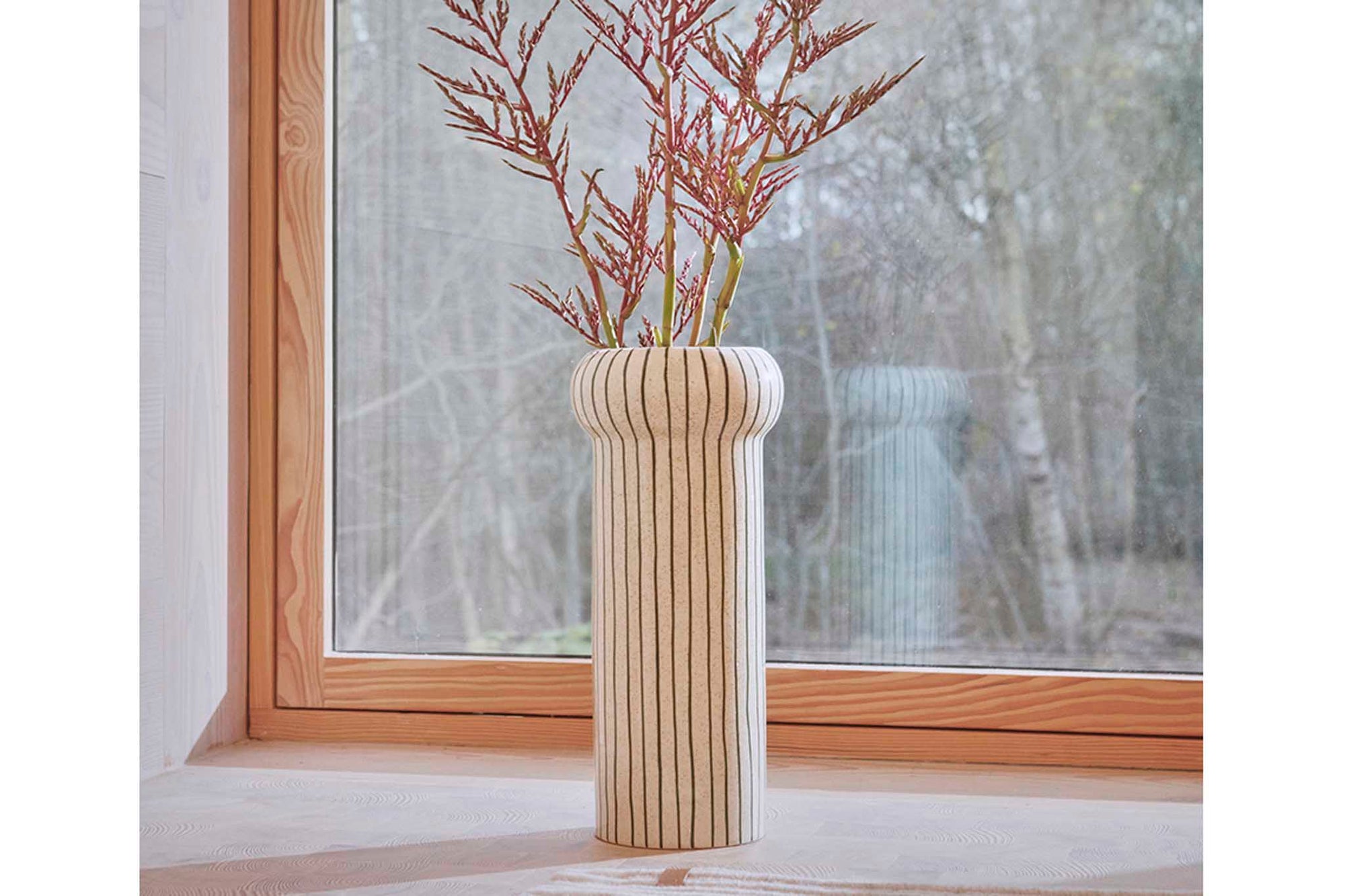 OYOY Living Designは、デンマークのデザイナーLotte Fynboeによって2012年に設立されました。子供、大人、そして彼らが住む家のためのホームアクセサリーを提供するデンマークで最も優れたブランドになることをポリシーとしています。伝統的なスカンジナビアのデザインに影響を受けた製品は、クラシックで機能的、ユニークなディテールと魅力的なカラーが特徴的です。