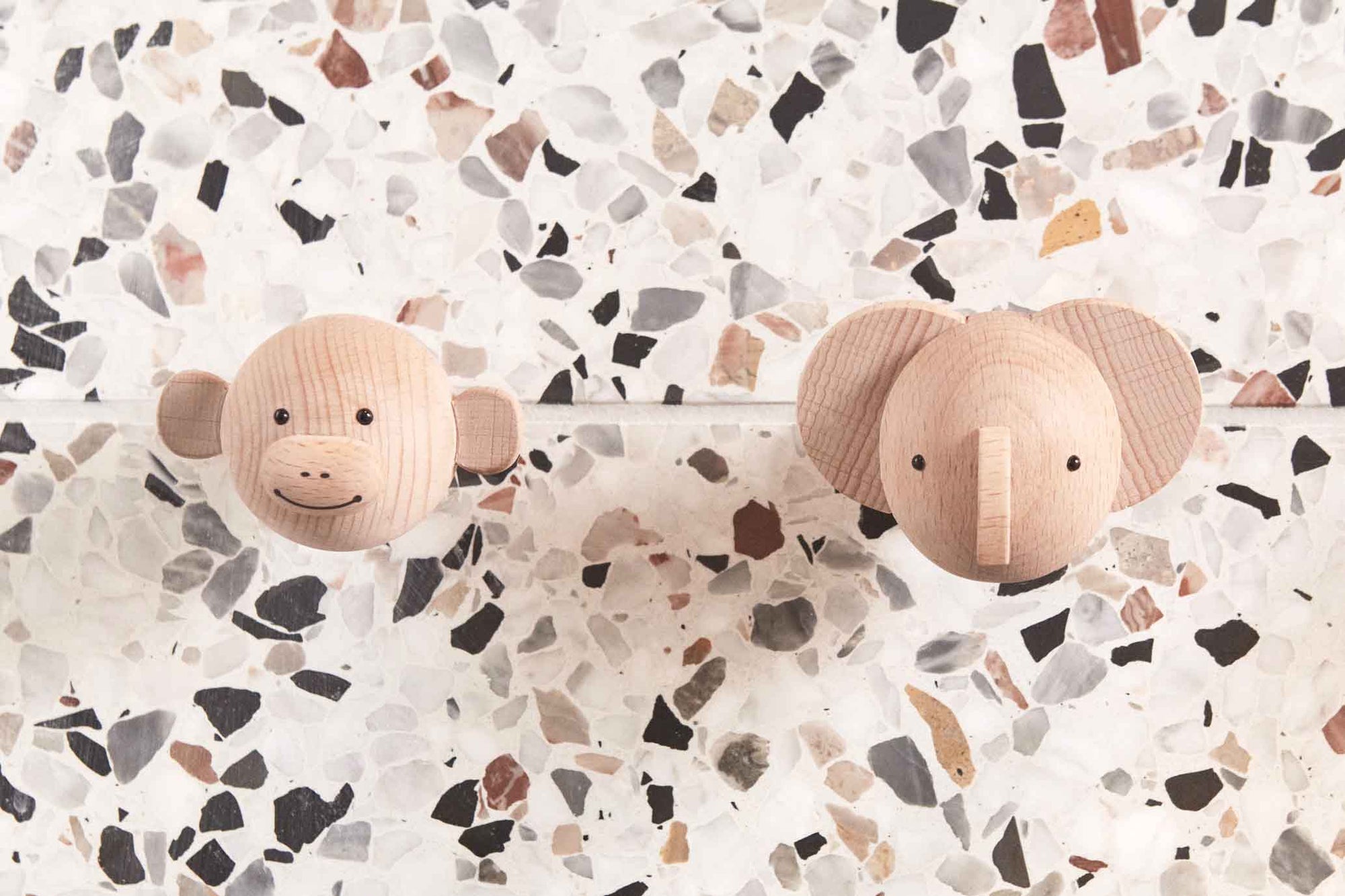 OYOYLivingDesignは、デンマークのデザイナーLotteFynboeによって2012年に設立されました。子供、大人、そして彼らが住む家のためのホームアクセサリーを提供するデンマークで最も優れたブランドになることをポリシーとしています。伝統的なスカンジナビアのデザインに影響を受けた製品は、クラシックで機能的、ユニークなディテールと魅力的なカラーが特徴的です。