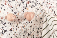 OYOYLivingDesignは、デンマークのデザイナーLotteFynboeによって2012年に設立されました。子供、大人、そして彼らが住む家のためのホームアクセサリーを提供するデンマークで最も優れたブランドになることをポリシーとしています。伝統的なスカンジナビアのデザインに影響を受けた製品は、クラシックで機能的、ユニークなディテールと魅力的なカラーが特徴的です。