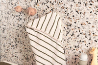 OYOYLivingDesignは、デンマークのデザイナーLotteFynboeによって2012年に設立されました。子供、大人、そして彼らが住む家のためのホームアクセサリーを提供するデンマークで最も優れたブランドになることをポリシーとしています。伝統的なスカンジナビアのデザインに影響を受けた製品は、クラシックで機能的、ユニークなディテールと魅力的なカラーが特徴的です。