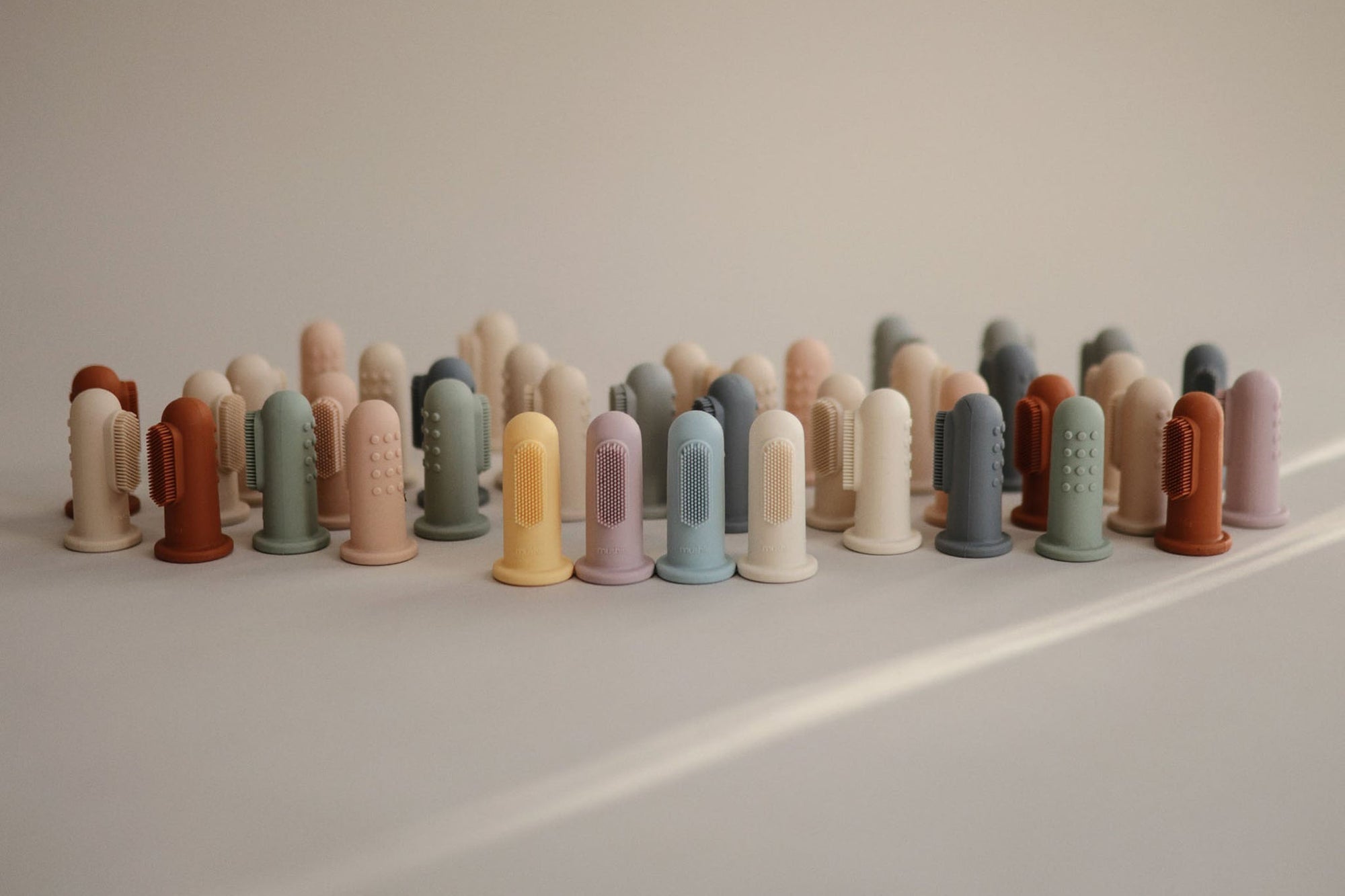 Mushieは2018年アメリカヒューストンでLeviFeigensonによって誕生したブランドです。スカンジナビアンデザインを取り入れたシンプルかつ機能的なデザインとナチュラルな色使いは、アメリカだけではなく、世界中のパパママから好まれるベビー用品の１つとなりました。2018年に1500ドルでスタートしたMushie&amp;amp;co,LLC.は瞬く間に、世界のブランドとして成長を遂げました。今日では、ヒューストンだけでなくスウェーデンにもデザインチームをおき２カ国のチームでmushie製品のデザインしています。