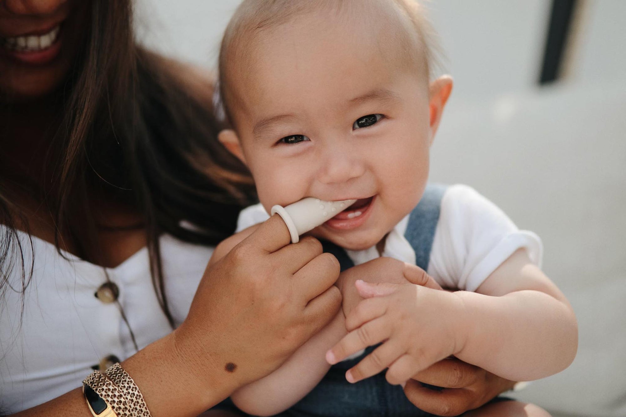 Mushieは2018年アメリカヒューストンでLeviFeigensonによって誕生したブランドです。スカンジナビアンデザインを取り入れたシンプルかつ機能的なデザインとナチュラルな色使いは、アメリカだけではなく、世界中のパパママから好まれるベビー用品の１つとなりました。2018年に1500ドルでスタートしたMushie&amp;amp;co,LLC.は瞬く間に、世界のブランドとして成長を遂げました。今日では、ヒューストンだけでなくスウェーデンにもデザインチームをおき２カ国のチームでmushie製品のデザインしています。