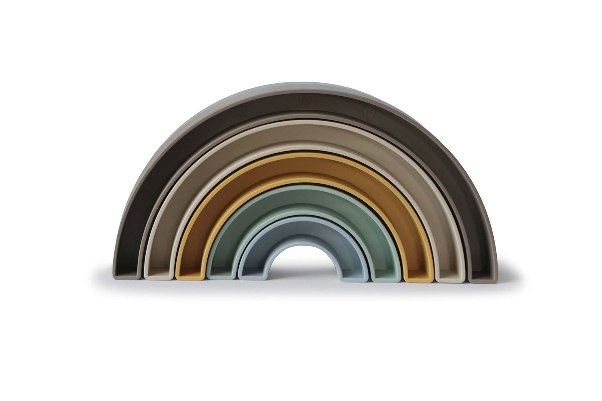 Mushieは2018年アメリカヒューストンでLeviFeigensonによって誕生したブランドです。スカンジナビアンデザインを取り入れたシンプルかつ機能的なデザインとナチュラルな色使いは、アメリカだけではなく、世界中のパパママから好まれるベビー用品の１つとなりました。2018年に1500ドルでスタートしたMushie&amp;amp;co,LLC.は瞬く間に、世界のブランドとして成長を遂げました。今日では、ヒューストンだけでなくスウェーデンにもデザインチームをおき２カ国のチームでmushie製品のデザインしています。