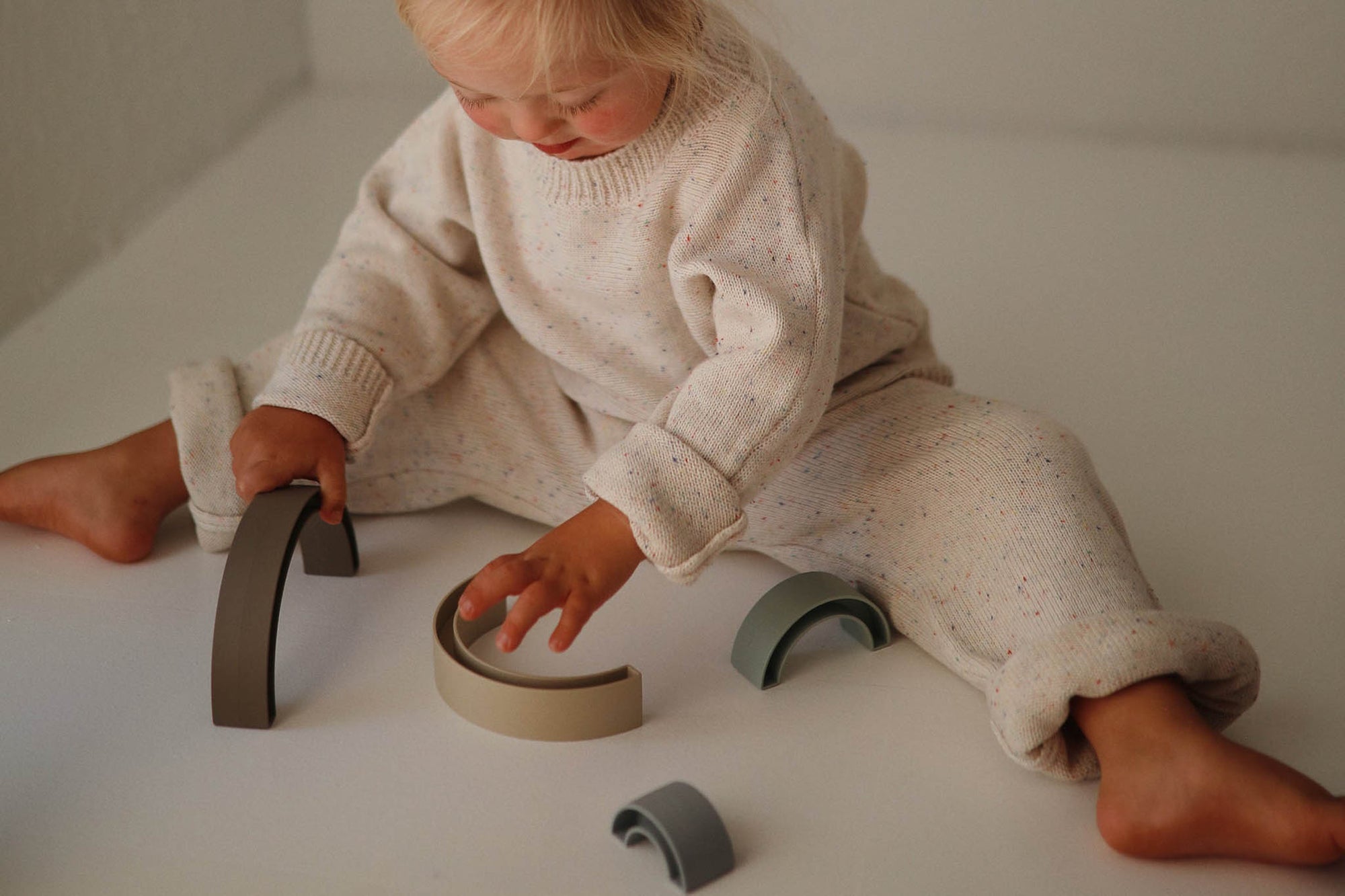 Mushieは2018年アメリカヒューストンでLeviFeigensonによって誕生したブランドです。スカンジナビアンデザインを取り入れたシンプルかつ機能的なデザインとナチュラルな色使いは、アメリカだけではなく、世界中のパパママから好まれるベビー用品の１つとなりました。2018年に1500ドルでスタートしたMushie&amp;amp;co,LLC.は瞬く間に、世界のブランドとして成長を遂げました。今日では、ヒューストンだけでなくスウェーデンにもデザインチームをおき２カ国のチームでmushie製品のデザインしています。