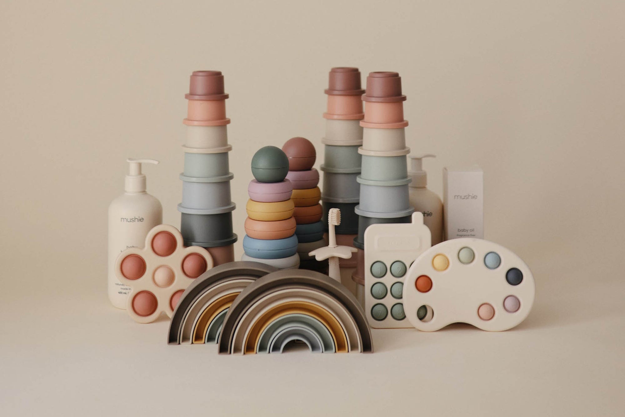 Mushieは2018年アメリカヒューストンでLeviFeigensonによって誕生したブランドです。スカンジナビアンデザインを取り入れたシンプルかつ機能的なデザインとナチュラルな色使いは、アメリカだけではなく、世界中のパパママから好まれるベビー用品の１つとなりました。2018年に1500ドルでスタートしたMushie&amp;amp;co,LLC.は瞬く間に、世界のブランドとして成長を遂げました。今日では、ヒューストンだけでなくスウェーデンにもデザインチームをおき２カ国のチームでmushie製品のデザインしています。