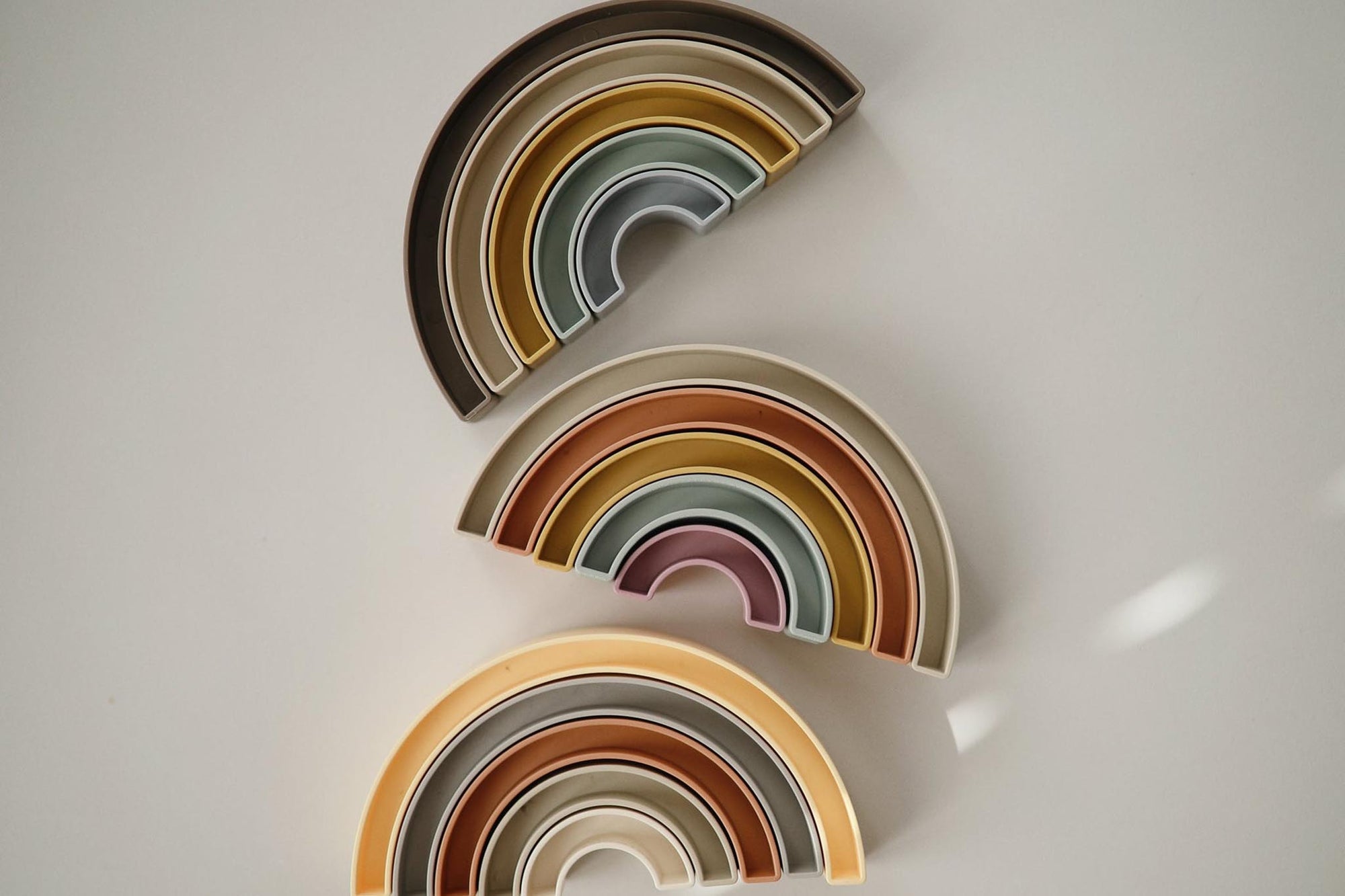 Mushieは2018年アメリカ ヒューストンでLevi Feigensonによって誕生したブランドです。スカンジナビアンデザインを取り入れたシンプルかつ機能的なデザインとナチュラルな色使いは、アメリカだけではなく、世界中のパパママから好まれるベビー用品の１つとなりました。2018年に1500ドルでスタートしたMushie&amp;co,LLC.は瞬く間に、世界のブランドとして成長を遂げました。 今日では、ヒューストンだけでなくスウェーデンにもデザインチームをおき２カ国のチームでmushie製品のデザインしています。