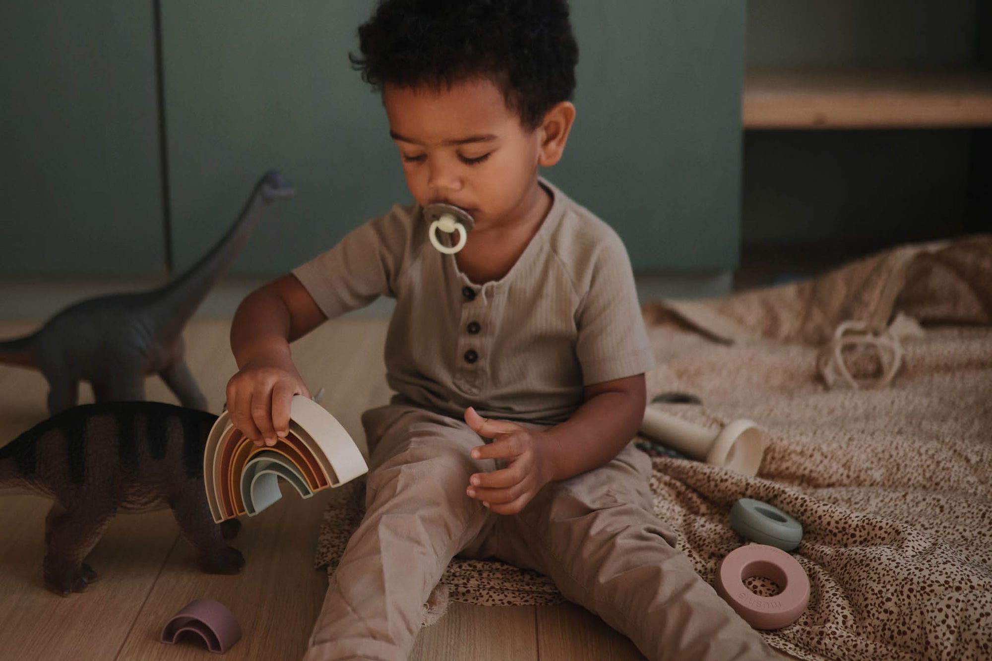 Mushieは2018年アメリカ ヒューストンでLevi Feigensonによって誕生したブランドです。スカンジナビアンデザインを取り入れたシンプルかつ機能的なデザインとナチュラルな色使いは、アメリカだけではなく、世界中のパパママから好まれるベビー用品の１つとなりました。2018年に1500ドルでスタートしたMushie&amp;co,LLC.は瞬く間に、世界のブランドとして成長を遂げました。 今日では、ヒューストンだけでなくスウェーデンにもデザインチームをおき２カ国のチームでmushie製品のデザインしています。