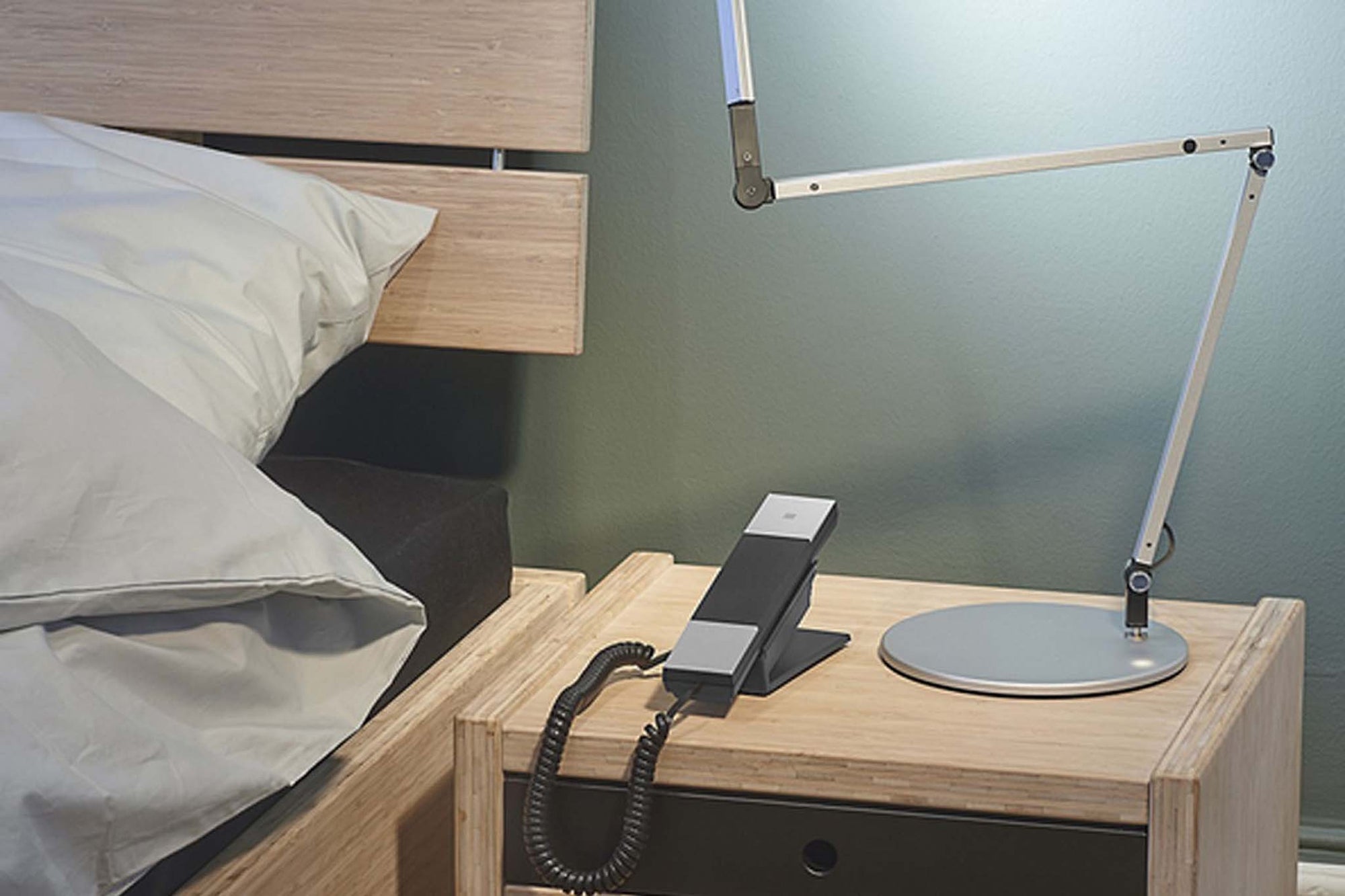 Bang&amp;amp;Olufsenのデザインを手掛けたことでも有名なデンマークを代表するデザイナー、ヤコブ・イェンセンの電話機はシンプルかつ洗練されたデザインで世界各国のデザインアワードを受賞しています。こちらはT-1電話機の後継機タイプとなります。ミニマムデザインを徹底しており、壁掛け・卓上のどちらにも対応していますので、さまざまな用途や場所でお使いいただけます。電源供給は電話回線から行う事が可能です。