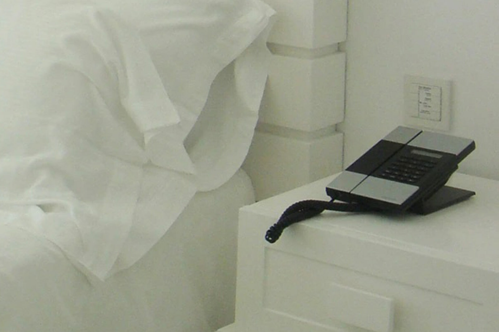 Bang & Olufsenのデザインを手掛けたことでも有名なデンマークを代表するデザイナー、ヤコブ・イェンセンの電話機はシンプルかつ洗練されたデザインで世界各国のデザインアワードを受賞しています。こちらはT-3電話機の後継機タイプとなります。ミニマムデザインを徹底しており、壁掛け・卓上のどちらにも対応していますので、さまざまな用途や場所でお使いいただけます。電源供給は電話回線から行う事が可能です。