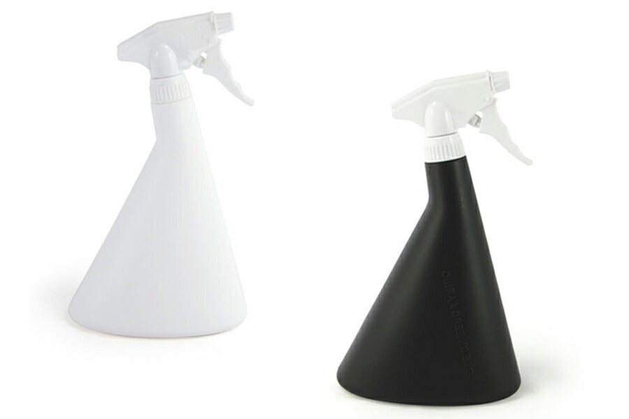 アイロンやお掃除、植物の水や+M22:P22りなど、家でも外でも大活躍なスプレーボトルです。ノズルを回すことで放水ロック、ミスト放水、通常放水と緩やかに調節ができます。固い素材を使っているため耐久性もバツグンです。